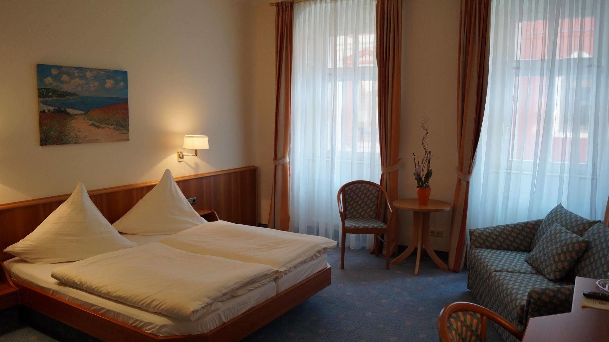 Hotel Goldener Loewe Waldheim Bagian luar foto