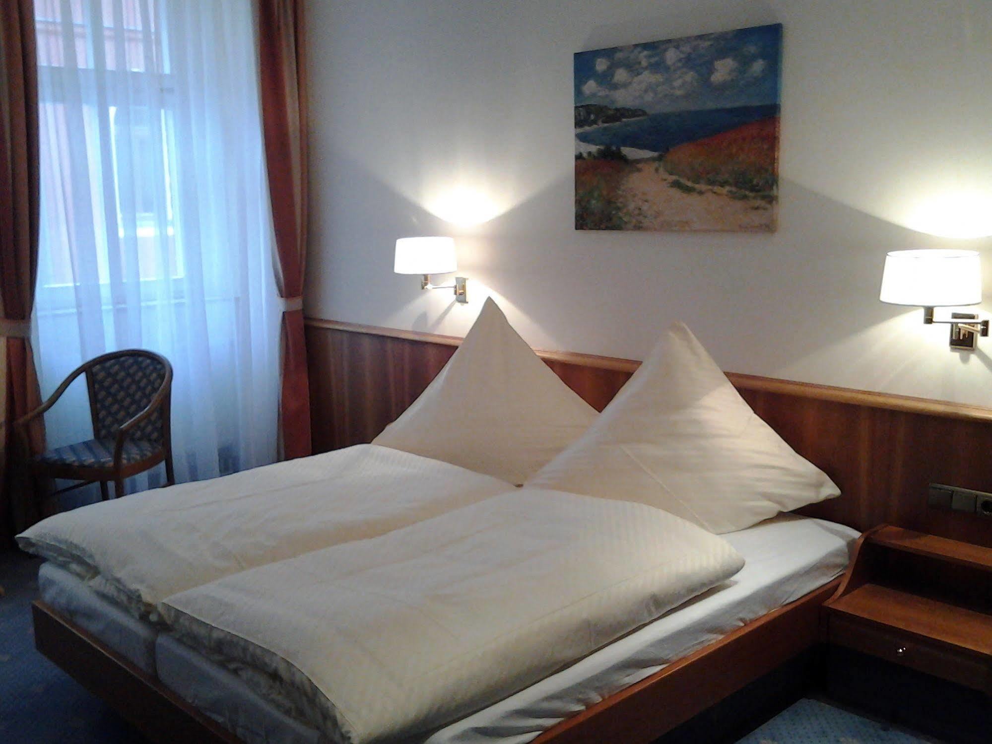 Hotel Goldener Loewe Waldheim Bagian luar foto